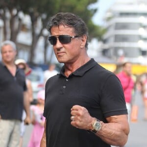 Sly nous montre sa nouvele Rolex - Sylvester Stallone, sa femme Jennifer Flavin et leurs filles Sophia, Sistine et Scarlet sont allés déjeuner dans un restaurant japonais avec des amis, puis se sont rendus chez Rolex, à Monaco le 18 juillet 2015.