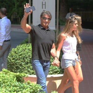 Sylvester Stallone, sa femme Jennifer Flavin et leurs filles Sophia, Sistine et Scarlet sont allés déjeuner dans un restaurant japonais avec des amis, puis se sont rendus chez Rolex, à Monaco le 18 juillet 2015.