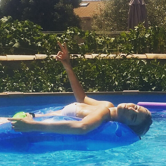 Alexandra Rosenfeld : ses vacances dans l'Hérault avec sa petite Ava, entre piscine et relaxation