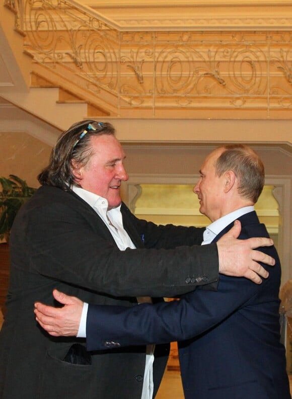 Gérard Depardieu et Vladimir Poutine dans sa datcha de Sotchi sur les bords de la Mer Noire où le President russe lui a remis son passeport de citoyen russe le 5 janvier 2013.