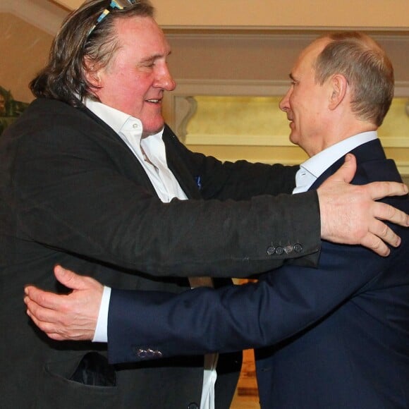 Gérard Depardieu et Vladimir Poutine dans sa datcha de Sotchi sur les bords de la Mer Noire où le President russe lui a remis son passeport de citoyen russe le 5 janvier 2013.