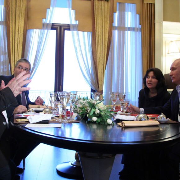 Gérard Depardieu et Vladimir Poutine dans sa datcha de Sotchi sur les bords de la Mer Noire où le President russe lui a remis son passeport de citoyen russe le 5 janvier 2013.