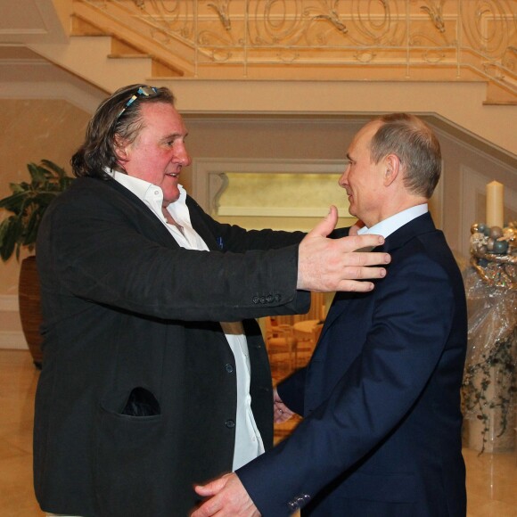 Gérard Depardieu et Vladimir Poutine dans sa datcha de Sotchi sur les bords de la Mer Noire où le President russe lui a remis son passeport de citoyen russe le 5 janvier 2013.