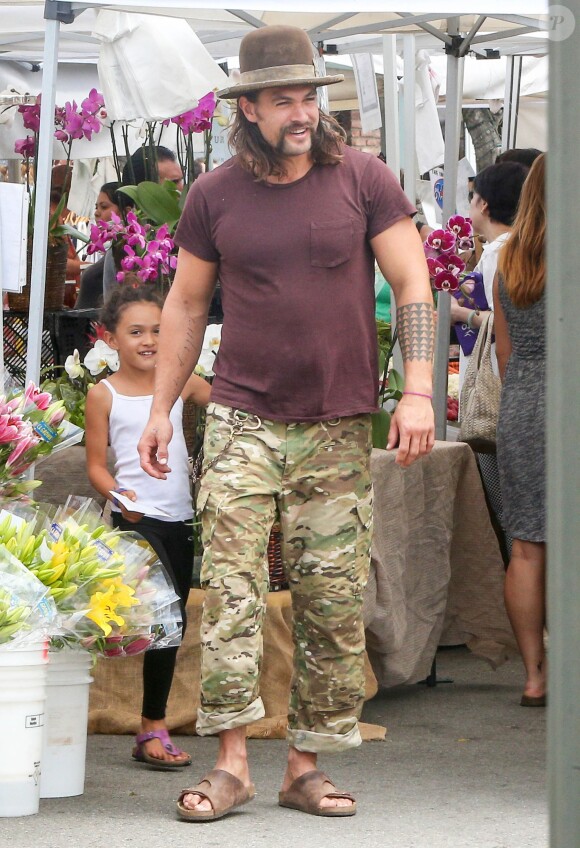 Exclusif - Jason Momoa et sa fille Lola font leurs courses à Pacific Palisades, le 19 juillet 2015.
