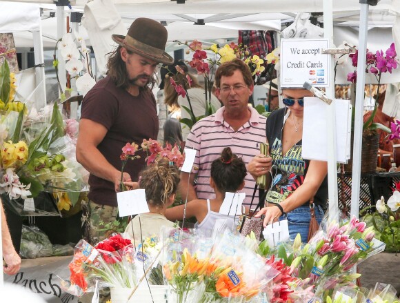 Exclusif - Jason Momoa et sa fille Lola font leurs courses à Pacific Palisades, le 19 juillet 2015.