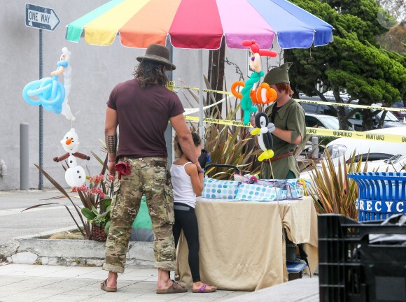 Exclusif - Jason Momoa et sa fille Lola font leurs courses à Pacific Palisades, le 19 juillet 2015.