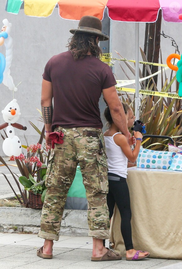 Exclusif - Jason Momoa et sa fille Lola font leurs courses à Pacific Palisades, le 19 juillet 2015.