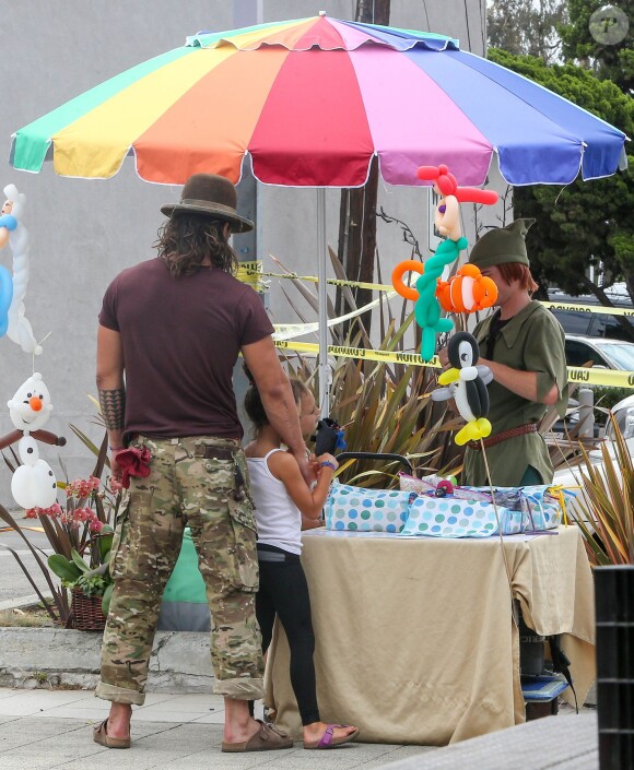 Exclusif - Jason Momoa et sa fille Lola font leurs courses à Pacific Palisades, le 19 juillet 2015.