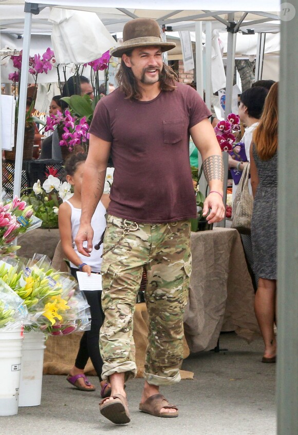 Exclusif - Jason Momoa et sa fille Lola font leurs courses à Pacific Palisades, le 19 juillet 2015.