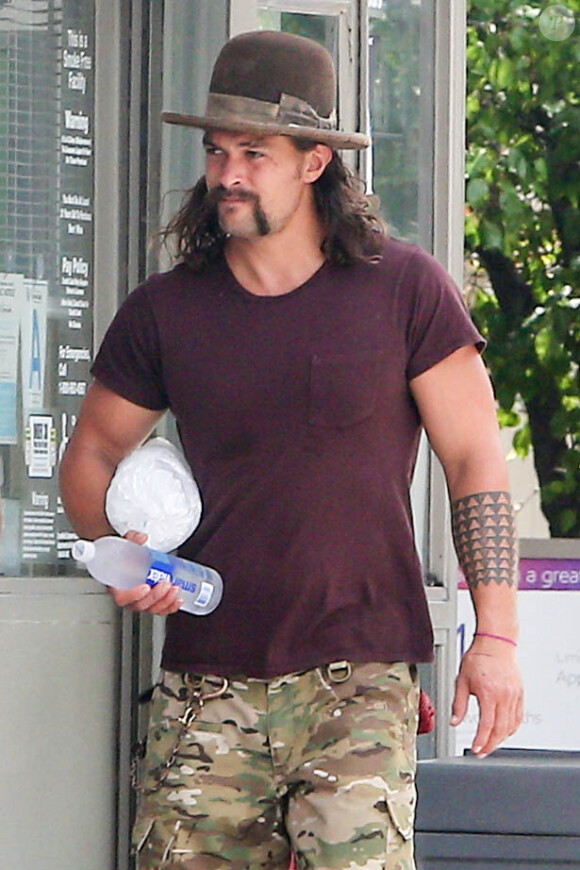 Exclusif - Jason Momoa et sa fille Lola font leurs courses à Pacific Palisades, le 19 juillet 2015.