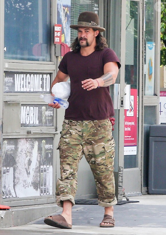 Exclusif - Jason Momoa et sa fille Lola font leurs courses à Pacific Palisades, le 19 juillet 2015.
