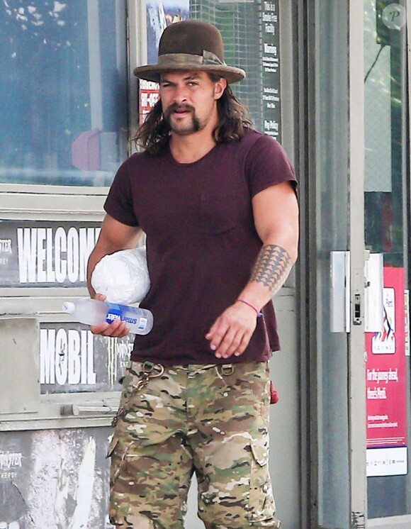 Exclusif - Jason Momoa et sa fille Lola font leurs courses à Pacific Palisades, le 19 juillet 2015.
