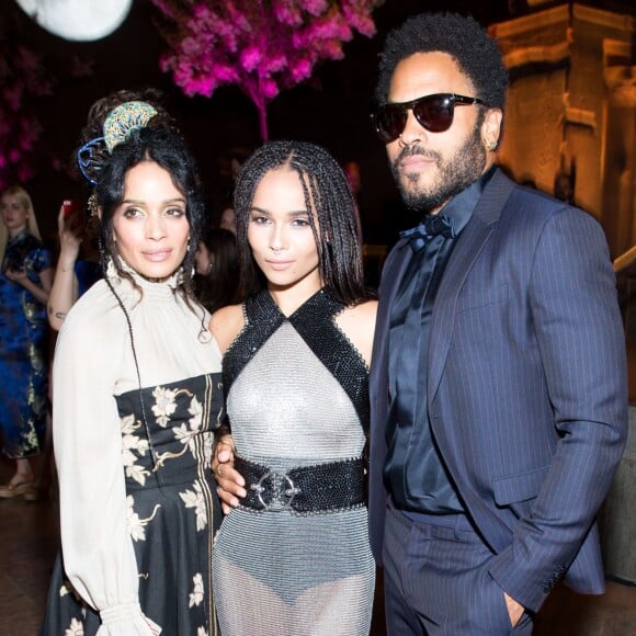 Zoë Kravitz entre ses parents Lenny Kravitz et Lisa Bonet au Met Gala à New York, le  mai 2015. 