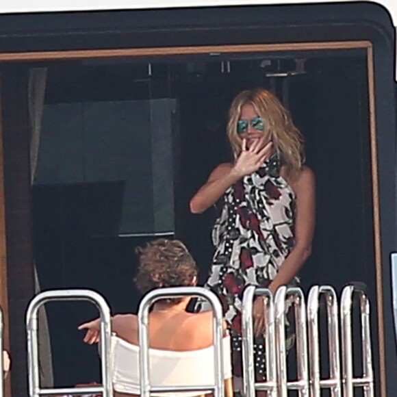 Heidi Klum et son compagnon Vito Schnabel profitent de leurs vacances sur un bateau au large de Saint-Tropez, le 22 juillet 2015. int-Tropez