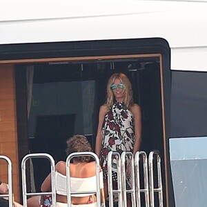 Heidi Klum et son compagnon Vito Schnabel profitent de leurs vacances sur un bateau au large de Saint-Tropez, le 22 juillet 2015. int-Tropez