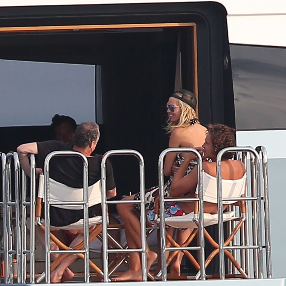 Heidi Klum et son compagnon Vito Schnabel profitent de leurs vacances sur un bateau au large de Saint-Tropez, le 22 juillet 2015. int-Tropez