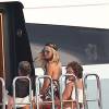 Heidi Klum et son compagnon Vito Schnabel profitent de leurs vacances sur un bateau au large de Saint-Tropez, le 22 juillet 2015. int-Tropez