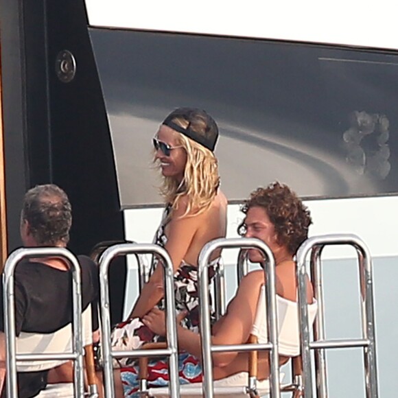Heidi Klum et son compagnon Vito Schnabel profitent de leurs vacances sur un bateau au large de Saint-Tropez, le 22 juillet 2015. int-Tropez