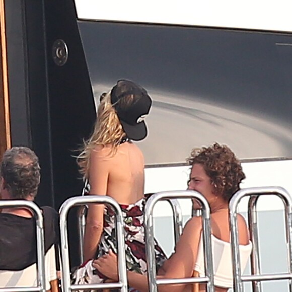 Heidi Klum et son compagnon Vito Schnabel profitent de leurs vacances sur un bateau au large de Saint-Tropez, le 22 juillet 2015. int-Tropez