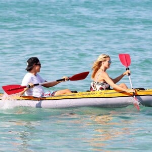 Heidi Klum et Vito Schnabel regagnent leur bateau en canoë pneumatique aprés avoir déjeuné au Club 55 à Saint-Tropez, le 22 Juillet 2015.