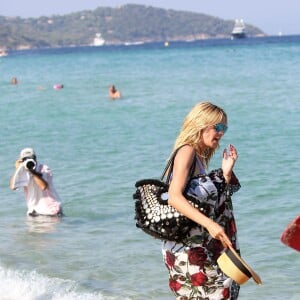 Heidi Klum et Vito Schnabel regagnent leur bateau en canoë pneumatique aprés avoir déjeuné au Club 55 à Saint-Tropez, le 22 Juillet 2015.