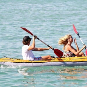 Heidi Klum et Vito Schnabel regagnent leur bateau en canoë pneumatique aprés avoir déjeuné au Club 55 à Saint-Tropez, le 22 Juillet 2015.