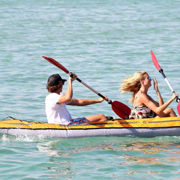 Heidi Klum et Vito Schnabel regagnent leur bateau en canoë pneumatique aprés avoir déjeuné au Club 55 à Saint-Tropez, le 22 Juillet 2015.