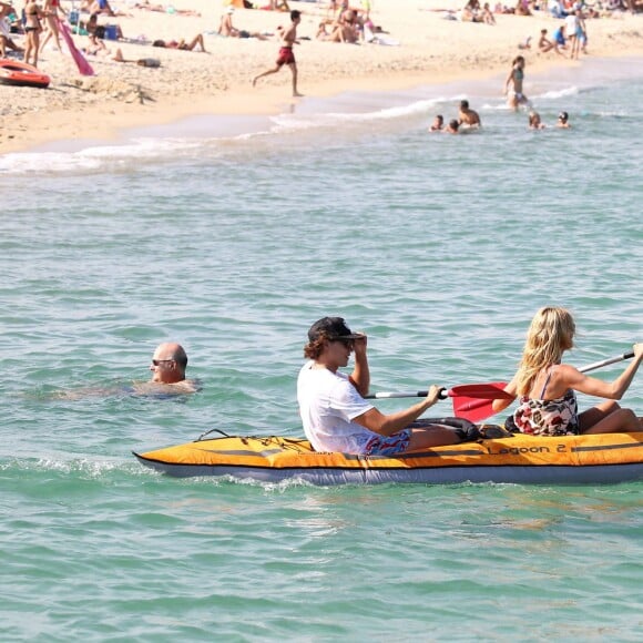 Heidi Klum et Vito Schnabel regagnent leur bateau en canoë pneumatique aprés avoir déjeuné au Club 55 à Saint-Tropez, le 22 Juillet 2015.