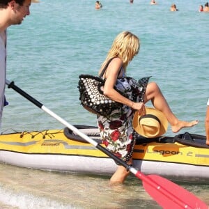 Heidi Klum et Vito Schnabel regagnent leur bateau en canoë pneumatique aprés avoir déjeuné au Club 55 à Saint-Tropez, le 22 Juillet 2015.