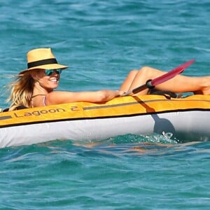 Heidi Klum et Vito Schnabel regagnent leur bateau en canoë pneumatique aprés avoir déjeuné au Club 55 à Saint-Tropez, le 22 Juillet 2015.