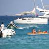 Heidi Klum et Vito Schnabel regagnent leur bateau en canoë pneumatique aprés avoir déjeuné au Club 55 à Saint-Tropez, le 22 Juillet 2015.