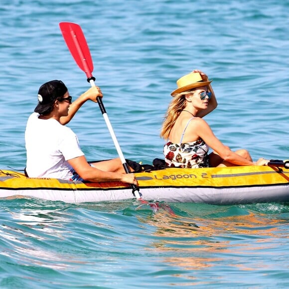 Heidi Klum et Vito Schnabel regagnent leur bateau en canoë pneumatique aprés avoir déjeuné au Club 55 à Saint-Tropez, le 22 Juillet 2015.