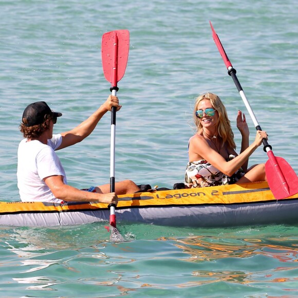 Heidi Klum et Vito Schnabel regagnent leur bateau en canoë pneumatique aprés avoir déjeuné au Club 55 à Saint-Tropez, le 22 Juillet 2015.