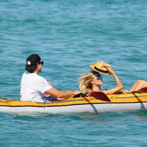 Heidi Klum et Vito Schnabel regagnent leur bateau en canoë pneumatique aprés avoir déjeuné au Club 55 à Saint-Tropez, le 22 Juillet 2015.