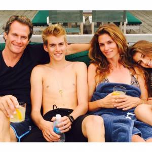 Cindy Crawford, son mari Rande Gerber et leurs enfants Kaia et Presley profitent de leurs vacances à la montagne