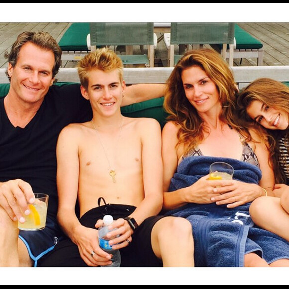 Cindy Crawford, son mari Rande Gerber et leurs enfants Kaia et Presley profitent de leurs vacances à la montagne