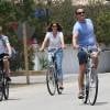 Exclusif - Cindy Crawford avec son mari Rande Gerber, ses enfants Presley et Kaia font du vélo dans les rues à Malibu le 21 juin 2015.