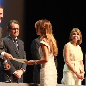Le roi Felipe VI d'Espagne remettait le 23 juillet 2015 à Barcelone des diplômes à de jeunes magistrats.
