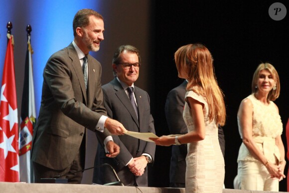 Le roi Felipe VI d'Espagne remettait le 23 juillet 2015 à Barcelone des diplômes à de jeunes magistrats.