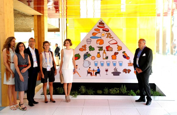La reine Letizia découvrait le 23 juillet 2015 le pavillon de l'Espagne à l'Exposition Universelle de Milan, où elle s'est rendue en tant qu'Ambassadrice spéciale de l'Organisation des Nations unies pour l'alimentation et l'agriculture (FAO) pour la nutrition.