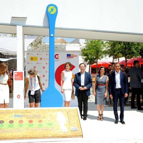 La reine Letizia découvrait le 23 juillet 2015 le pavillon de l'Espagne à l'Exposition Universelle de Milan, où elle s'est rendue en tant qu'Ambassadrice spéciale de l'Organisation des Nations unies pour l'alimentation et l'agriculture (FAO) pour la nutrition.