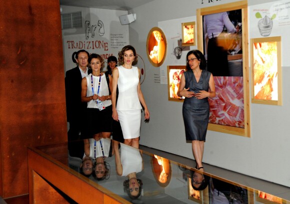 La reine Letizia découvrait le 23 juillet 2015 le pavillon de l'Espagne à l'Exposition Universelle de Milan, où elle s'est rendue en tant qu'Ambassadrice spéciale de l'Organisation des Nations unies pour l'alimentation et l'agriculture (FAO) pour la nutrition.