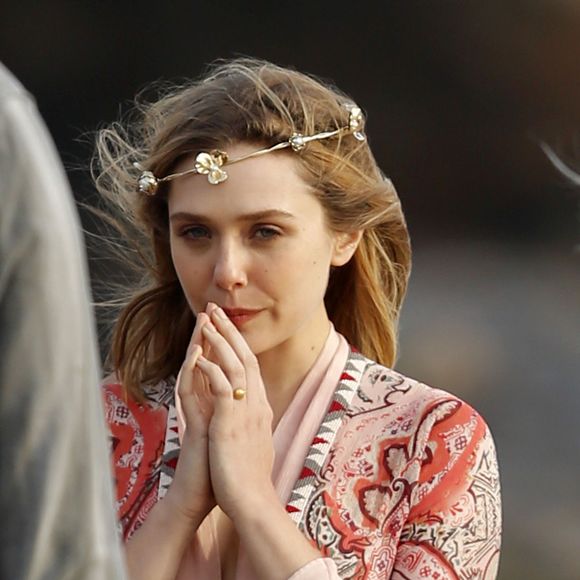 Elizabeth Olsen pose lors d'un photoshoot pour la Milk Agency sur la plage à Malibu, le 20 mars 2015.