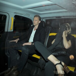 Elizabeth Olsen et Tom Hiddleston quittent le Wolseley restaurant à Londres le 23 juillet 2015.