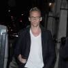Tom Hiddleston quitte le Wolseley restaurant à Londres le 23 juillet 2015.