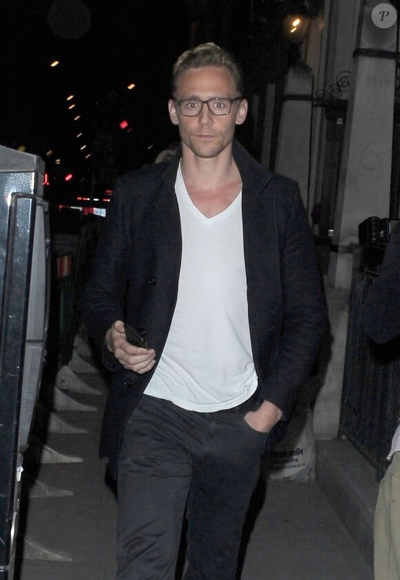 Tom Hiddleston quitte le Wolseley restaurant à Londres le 23 juillet 2015.