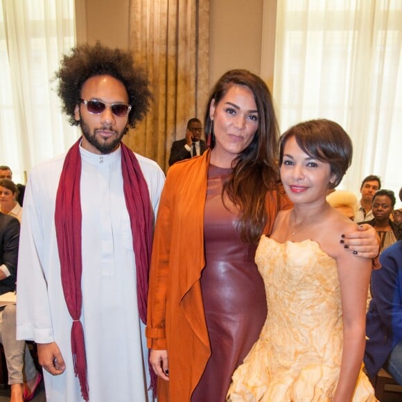 Yassine Azzouz, Lola Dewaere et Saïda Jawad au défilé de mode Manu Reas haute couture automne-hiver 2015-2016 à l'hôtel The Peninsula à Paris, le 8 juillet 2015.