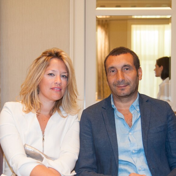 Zinedine Soualem et sa compagne Caroline Faindt au défilé de mode Manu Reas haute couture automne-hiver 2015-2016 à l'hôtel The Peninsula à Paris, le 8 juillet 2015.