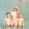 Britney Spears pose avec ses fils Sean Preston (à gauche) et Jayden James (à droite), à Hawaï, le mercredi 22 juillet 2015.