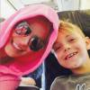 Britney Spears pose avec son fils Jayden James, 8 ans, dans l'avion pour Hawaï, le mercredi 22 juillet 2015.